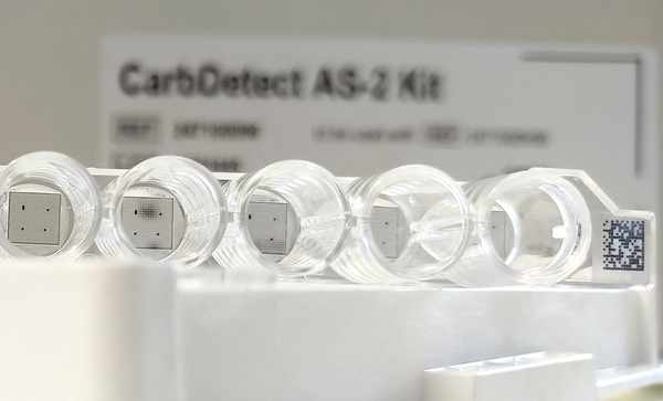 CarbDetect AS-2: Mit winzigen Mirkroarrays aus Glas im Boden jedes einzelnen Behältnisses lassen sich Resistenz-Gene von Bakterien identifizieren