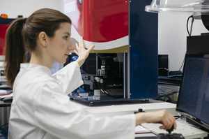 InfectoGnostics scientist Dr. Susanne Pahlow preparing a measurement with the Bio Particle Explorer 