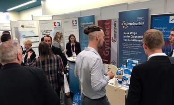 DBT 2018: Besucher und InfectoGnostics-Mitglieder im Gespräch am Stand des Forschungscampus