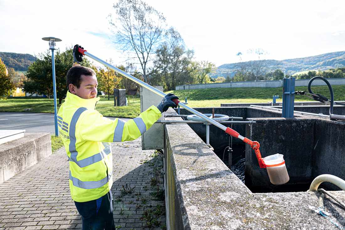 Ein Mitarbeiter der Jenaer Stadtwerke entnimmt eine  Abwasser-Probe für das SARS-CoV-2-Monitoring im Projekt CoMoTh