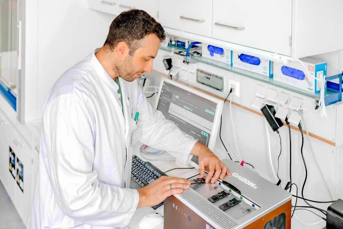 Dr. Micha Banz vom UKJ bedient das GridION-Sequenziergerät