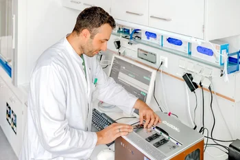 Dr. Micha Banz vom UKJ bedient das GridION-Sequenziergerät