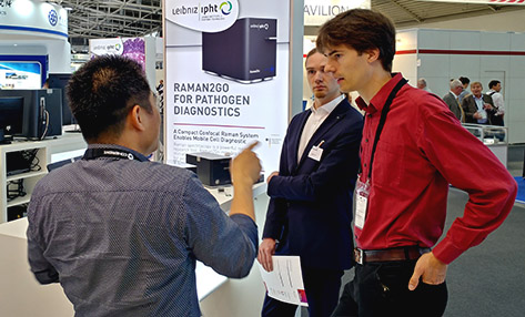 Dr. Walter Hauswald (rechts) bei der Vorstellung des Raman2Go-Prototyps auf der Messe "Laser - World of Photonics" in München
