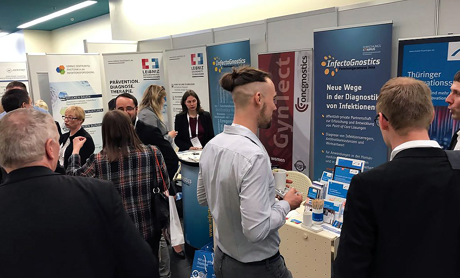 DBT 2018: Besucher und InfectoGnostics-Mitglieder im Gespräch am Stand des Forschungscampus